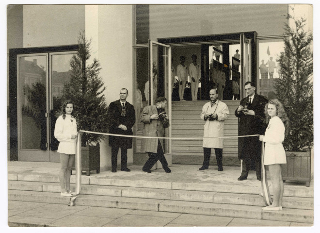 Chantal Le Mercier (SNOS gymnastique) lors de l'inauguration de l'Hôtel de Ville (recto-verso), avec des journalistes-photographes, une gymnaste de l'UMP et des gymnastes masculins à l'intérieur du hall d'entrée (recto-verso)