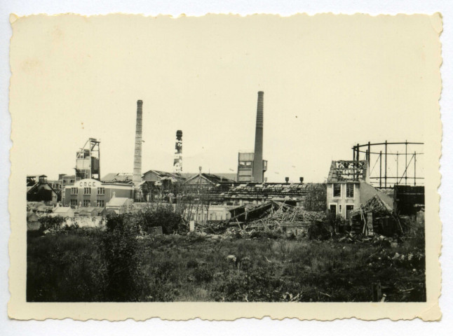 [ Vue d'ensemble de l'usine à gaz de la Briandais en ruine ]. - Saint-Nazaire, [vers 1943]