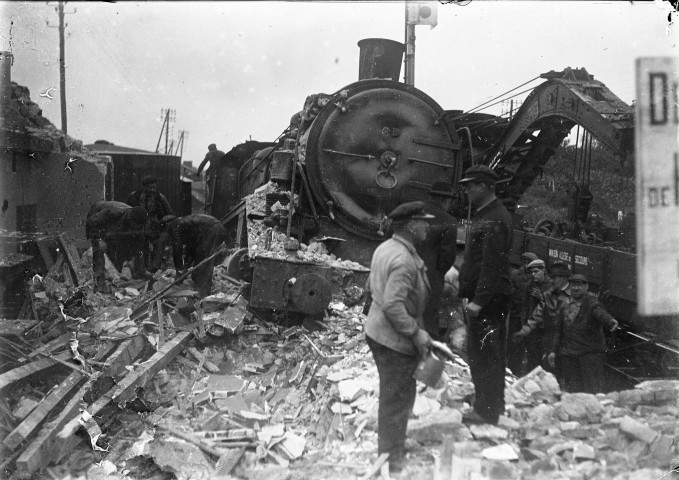 [Blain.- Vue de face d'un train accidenté] . - 4 novembre 1938
