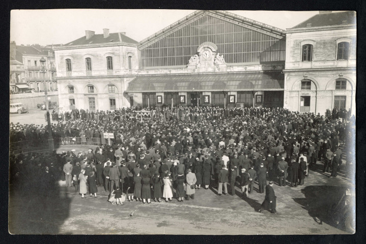 Foule rassemblée devant la gare