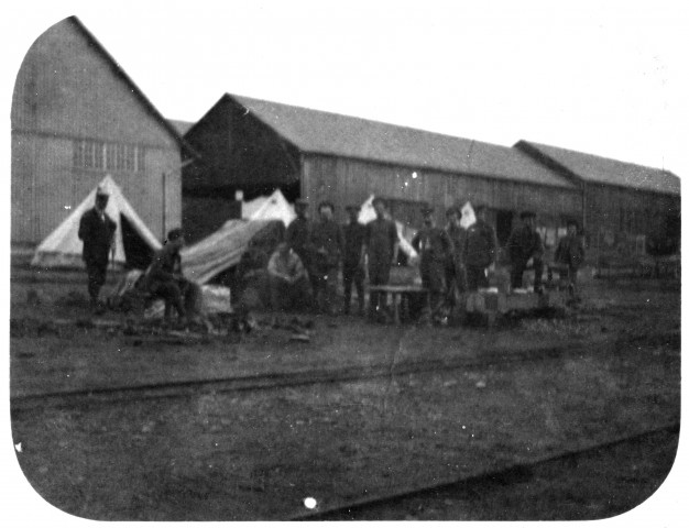 [Guerre 1914-1918]. - Guerre européenne 1914-1915. Les Anglais à Saint-Nazaire : campement anglais près des chantiers Hailaust / Louis Péneau.