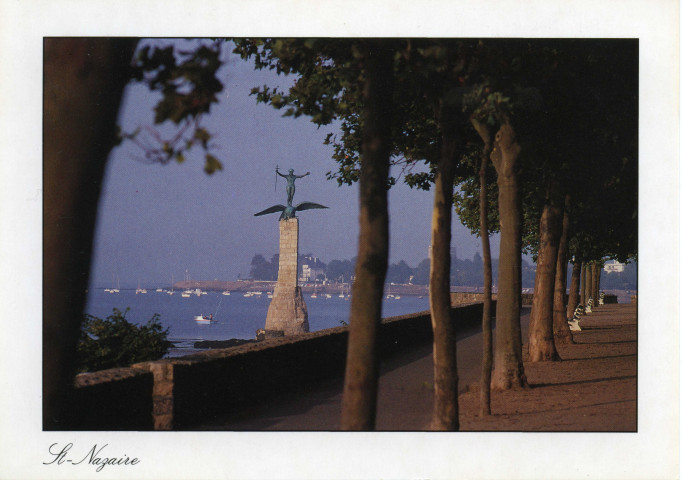 Vue sur le monument américain, depuis le front de mer.