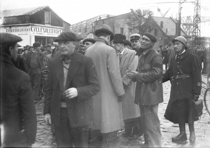 [Saint-Nazaire.- Grève des ouvriers métallurgistes : manifestants et gendarmes mobiles à proximité de l'enseigne "cycles Allright"]. - novembre-décembre 1938