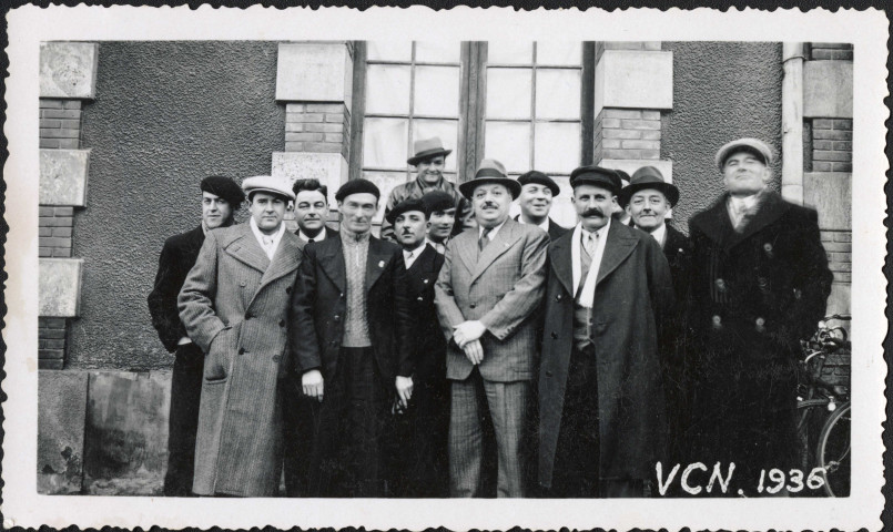 Responsables et membres de l'association : photographies de groupe. Au centre, le président Chaillot.